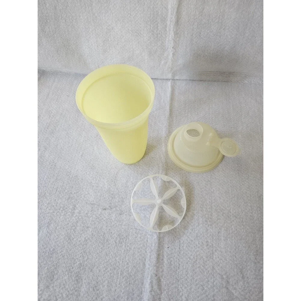 VTG Tupperware 844 Yellow Quick Shaker 16oz Gravy Drink Maker Mixer Blender